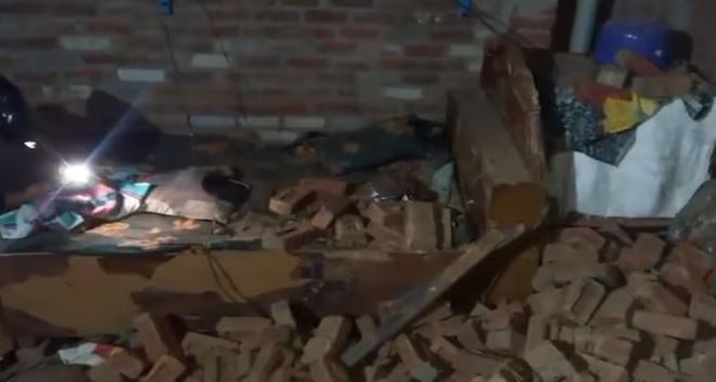 Mái nhà bất ngờ đổ sập, 2 người tử vong- Ảnh 1.