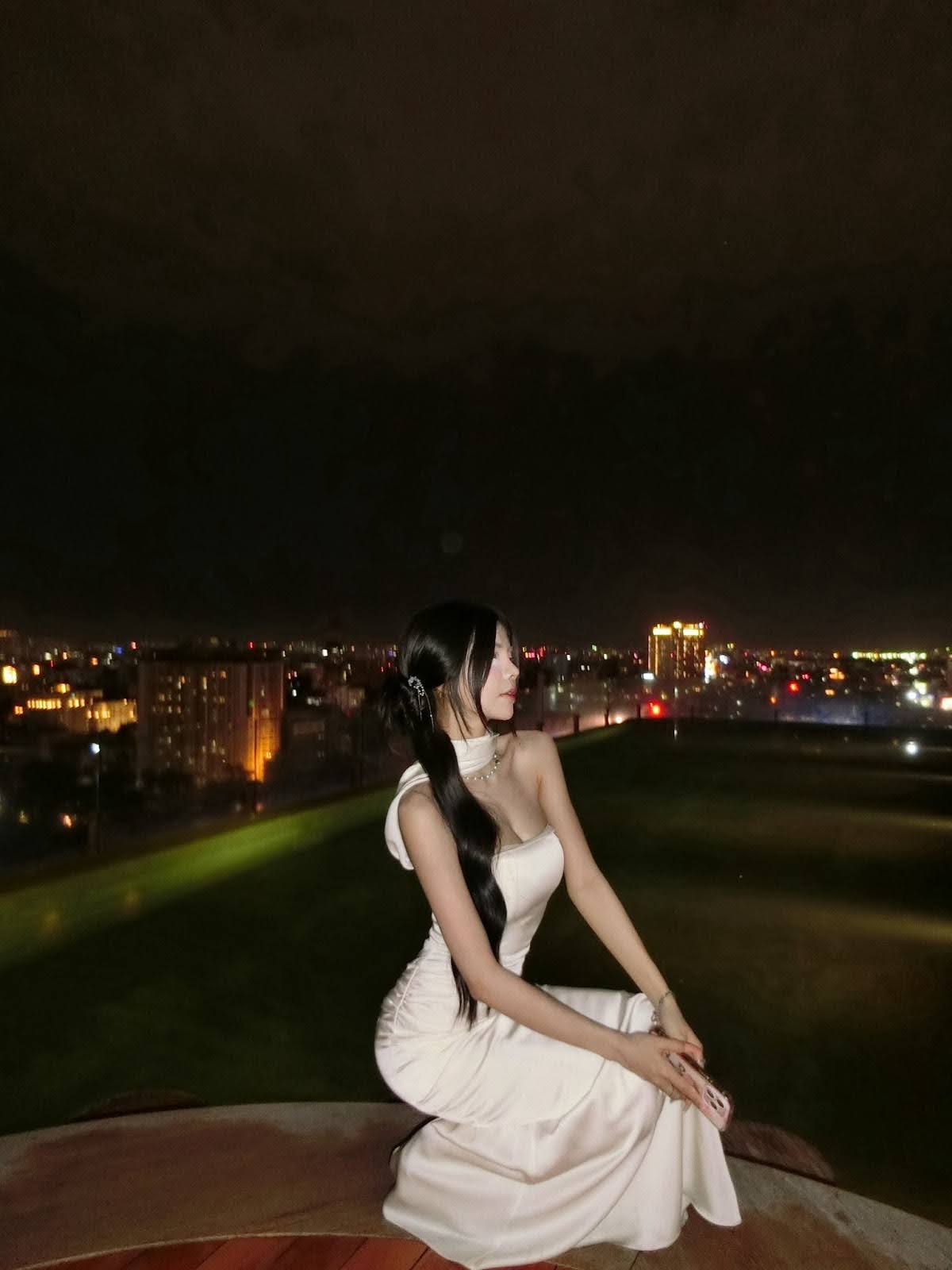 Thần thái cuốn hút của nữ MC