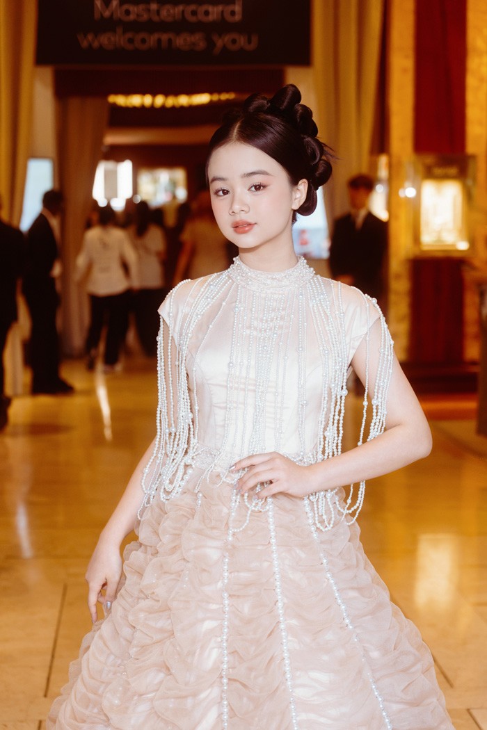 Cô bé 13 tuổi xinh đẹp tỏa sáng tại Liên hoan phim Cannes 2025 - 3
