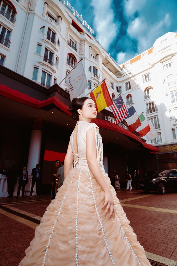 Cô bé 13 tuổi xinh đẹp tỏa sáng tại Liên hoan phim Cannes 2025 - 2