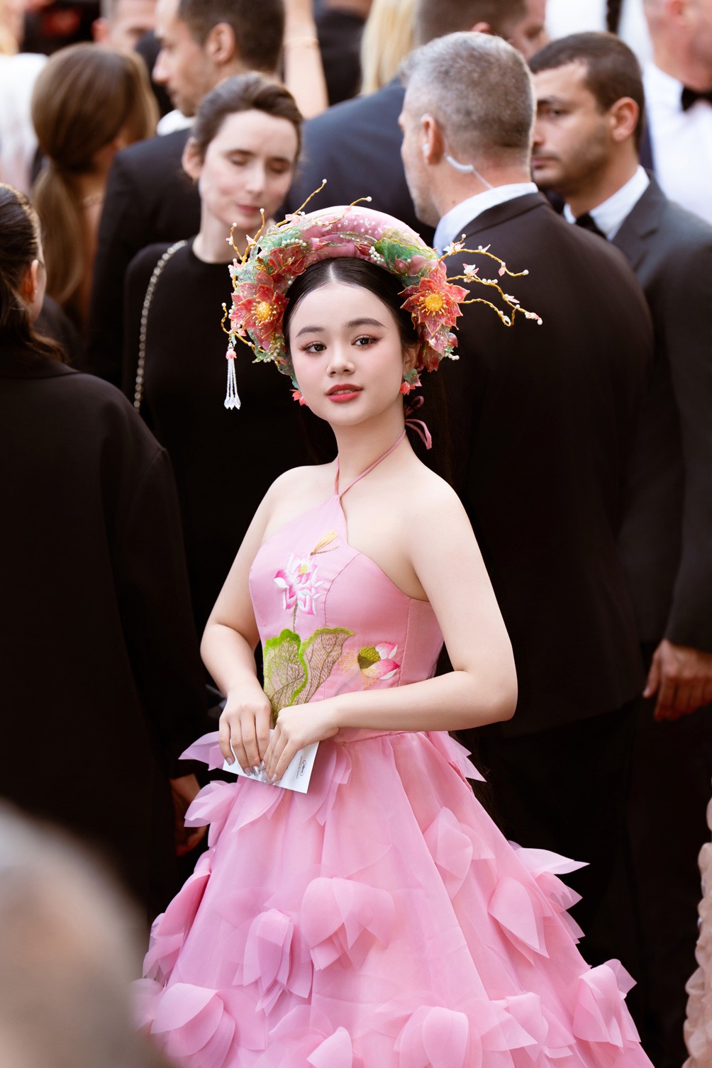 Cô bé 13 tuổi xinh đẹp tỏa sáng tại Liên hoan phim Cannes 2025 - 9