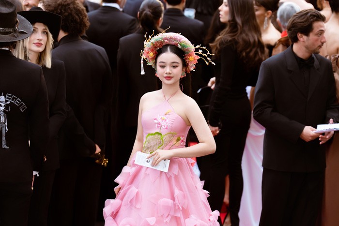 Cô bé 13 tuổi xinh đẹp tỏa sáng tại Liên hoan phim Cannes 2025 - 10