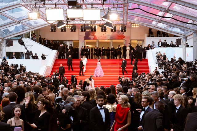 Mẫu teen Việt diện yếm cách tân nổi bật giữa thảm đỏ LHP Cannes 2025- Ảnh 2.