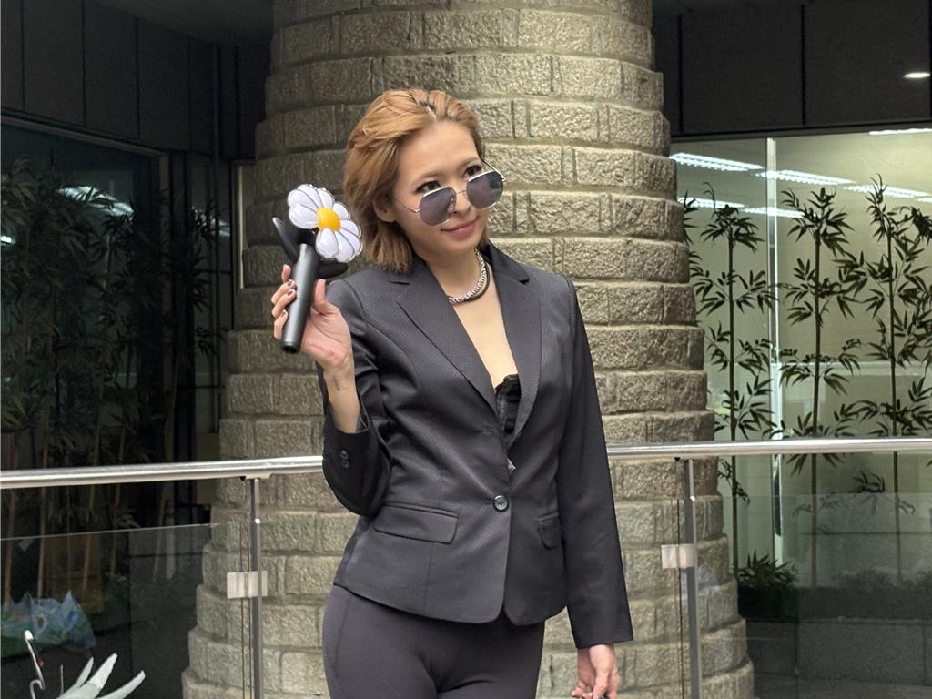 Đại hội sao tại concert G-Dragon: Bạn thân Lee Soo Hyuk bay đến tận nơi, Giả Tịnh Văn và bạn thân Từ Hy Viên bị