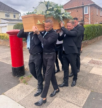 Vừa nhìn quan tài của con trai, cha ngã quỵ và tử vong ngay tại đám tang- Ảnh 1.