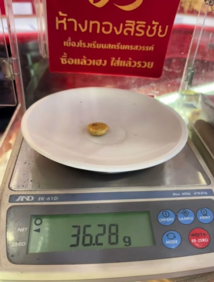 Mang số vàng bị cháy đen đi kiểm tra, khách hàng sốc nặng khi bán được 82 triệu đồng- Ảnh 3. Mang số vàng bị cháy đen đi kiểm tra, khách hàng sốc nặng khi bán được 82 triệu đồng- Ảnh 3.