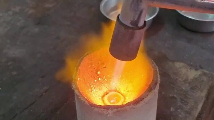 Mang thỏi vàng của ông cố đi kiểm tra, người phụ nữ sốc nặng khi biết giá trị- Ảnh 2.