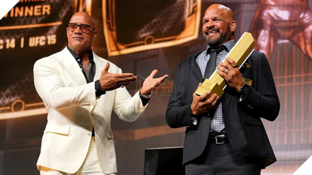 Dwayne “The Rock” Johnson và Mark Kerr