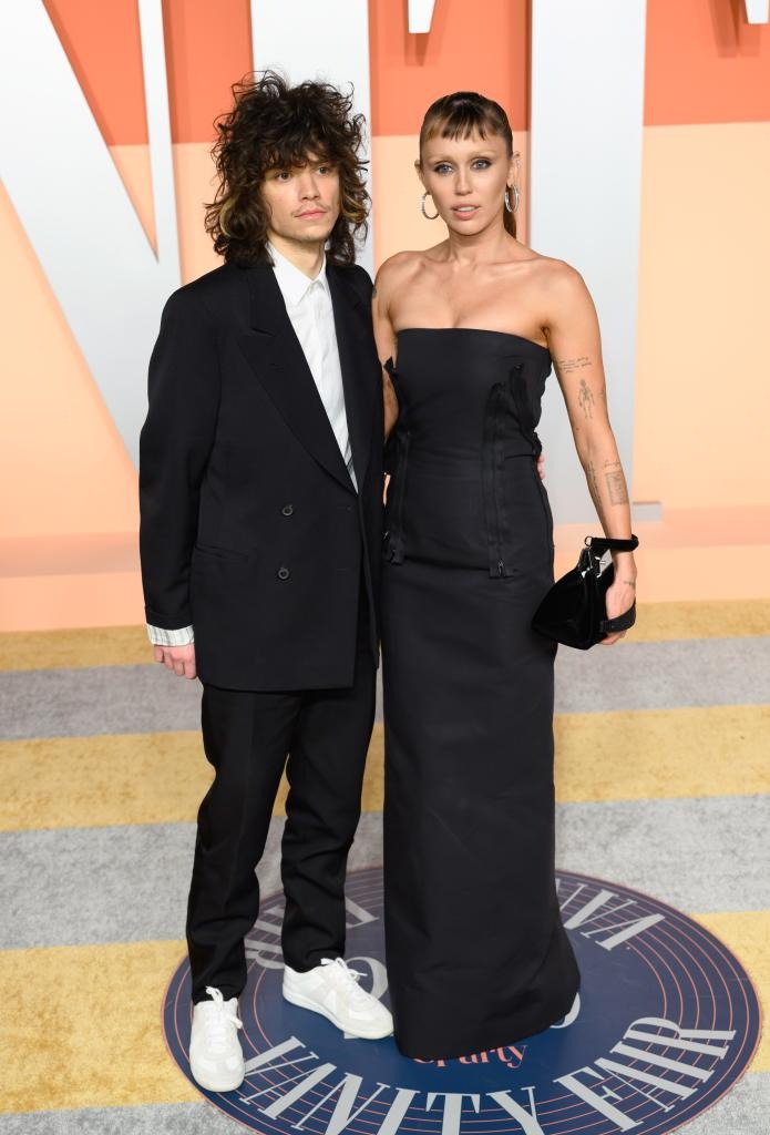 Ly hôn 5 năm, Miley Cyrus vẫn cay cú vào hùa với fan