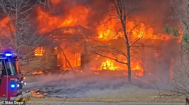 Hiện trường vụ tai nạn máy bay. Ảnh: Mike Deyo