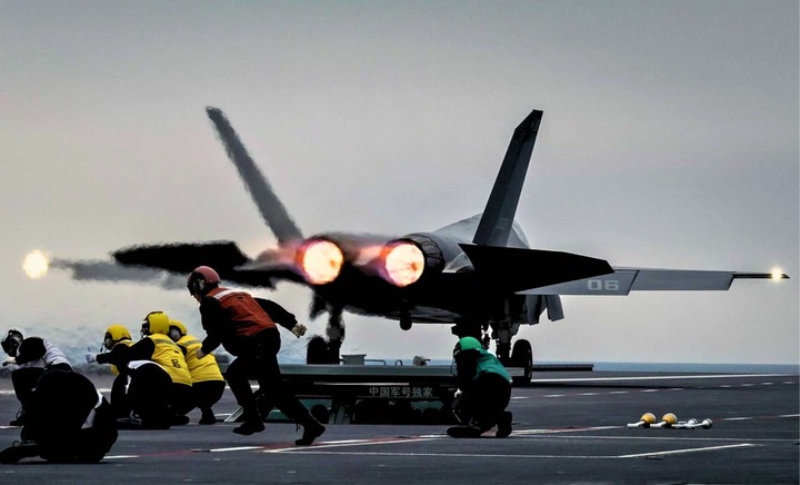 Trung Quốc âm thầm dựng 'siêu tàu sân bay hạt nhân' lớn nhất thế giới- Ảnh 3. Trung Quốc âm thầm dựng 'siêu tàu sân bay hạt nhân' lớn nhất thế giới- Ảnh 3.