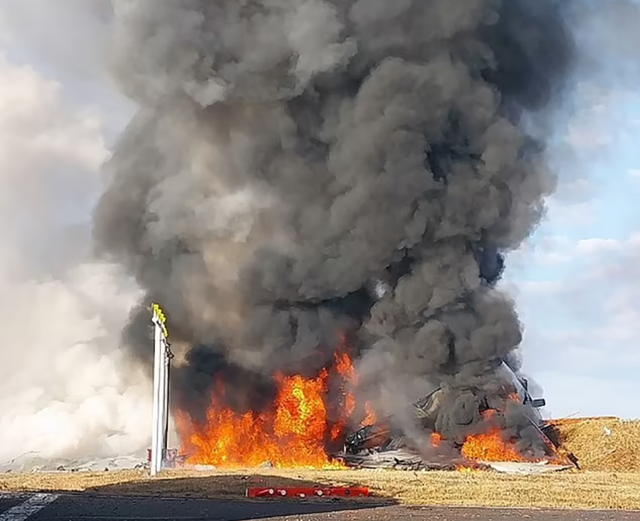 Hỏa hoạn bùng lên dữ dội, bao trùm chiếc máy bay xấu số của hãng Jeju Air hôm 29-12-2024. Ãnh: Cơ quan Cứu hỏa quốc gia Hàn Quốc Hỏa hoạn bùng lên dữ dội, bao trùm chiếc máy bay xấu số của hãng Jeju Air hôm 29-12-2024. Ãnh: Cơ quan Cứu hỏa quốc gia Hàn Quốc