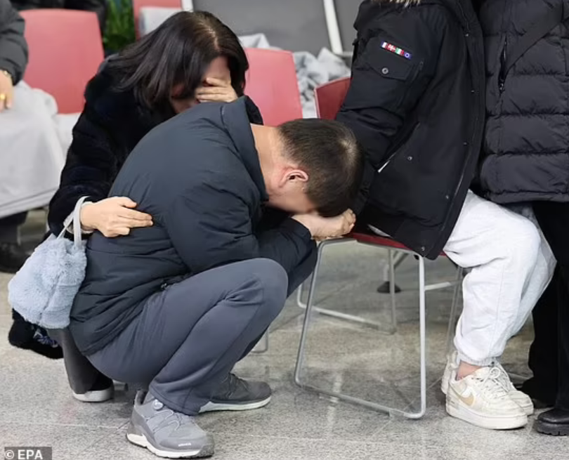 Thân nhân của các nạn nhân trên máy bay Jeju Air đau đớn trước thảm kịch. Ảnh: EPA Thân nhân của các nạn nhân trên máy bay Jeju Air đau đớn trước thảm kịch. Ảnh: EPA