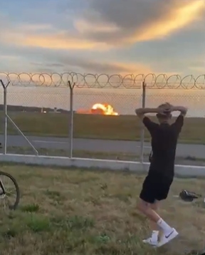 Máy bay rơi xuống đất rồi bốc cháy, người dân sợ hãi ôm đầu- Ảnh 1.