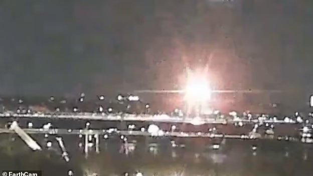 Trực thăng quân sự va chạm trên không với máy bay chở khách gần Washington, Mỹ. Ảnh: EarthCam Trực thăng quân sự va chạm trên không với máy bay chở khách gần Washington, Mỹ. Ảnh: EarthCam