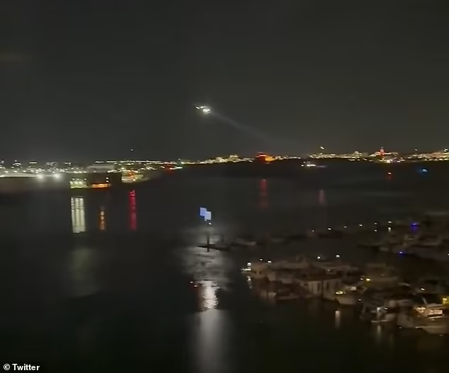 Vụ tai nạn xảy ra gần 21 giờ ngày 29-1 theo giờ địa phương. Ảnh: Twitter Vụ tai nạn xảy ra gần 21 giờ ngày 29-1 theo giờ địa phương. Ảnh: Twitter