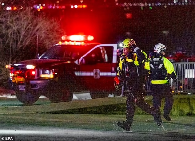 Lực lượng cứu hộ tìm thấy ít nhất 18 thi thể dưới sông Potomac. Ảnh: EPA Lực lượng cứu hộ tìm thấy ít nhất 18 thi thể dưới sông Potomac. Ảnh: EPA