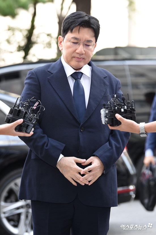 "Cha đẻ BTS" trình diện cảnh sát, thái độ ra sao khi đối mặt với án chung thân? mb1757898307191419 1757906420235223121756 1757909997983 17579099983251217439928