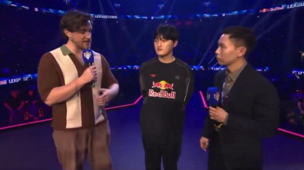 LMHT: MC và phiên dịch của Red Bull bị chỉ trích vì hỏi câu nhạy cảm cho Peyz, lại còn dịch sai ý 27 LMHT: MC và phiên dịch của Red Bull bị chỉ trích vì hỏi câu nhạy cảm cho Peyz, lại còn dịch sai ý mc phien dich redbulljpg