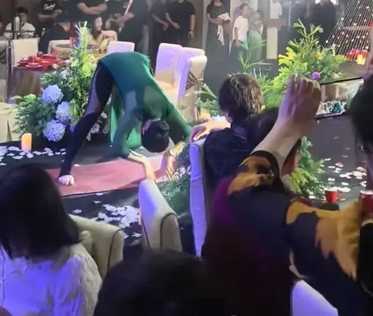 Mẹ biểu diễn yoga trong đám cưới con trai, quan khách ái ngại - 1