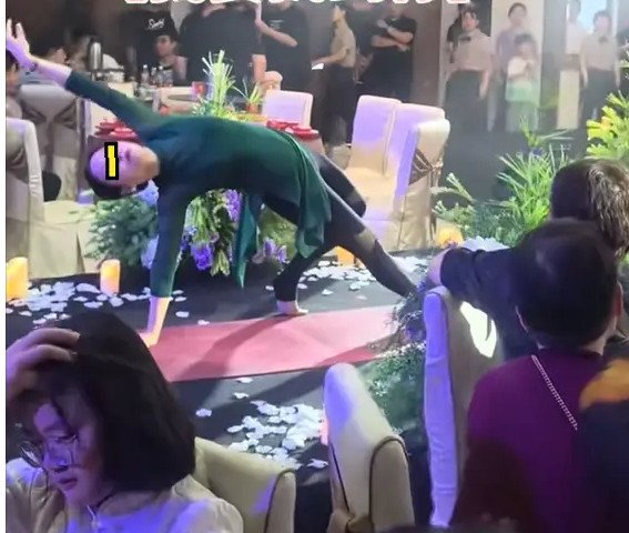 Mẹ chú rể biểu diễn yoga trong đám cưới con trai. Ảnh: Sohu