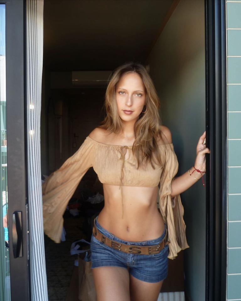 Cặp đôi vàng Gigi - Bella Hadid bất ngờ phát hiện có thêm em gái 23 tuổi, visual thế nào so với các chị?- Ảnh 1.