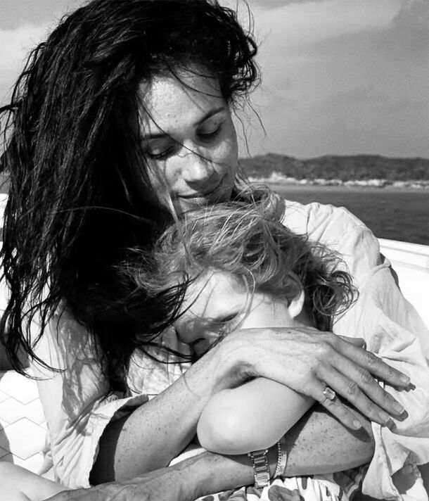 Meghan chia sẻ ảnh hiếm của Lilibet trong ngày sinh nhật còn Vua Charles lặng lẽ chịu đựng nỗi nhớ- Ảnh 2.