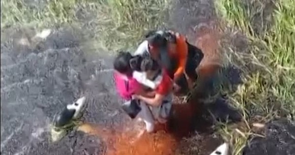 36 giờ kinh hoàng sau khi máy bay rơi thẳng đầm lầy cá sấu: Cảnh tượng giải cứu các hành khách tựa phim kinh dị menachildandthepilot29wererescuedfromtheordea a 921746347549759 1746434041316 17464340417061916632349 1746457106072 174645710 287 0 683 634 crop 174645713669487189417jpg