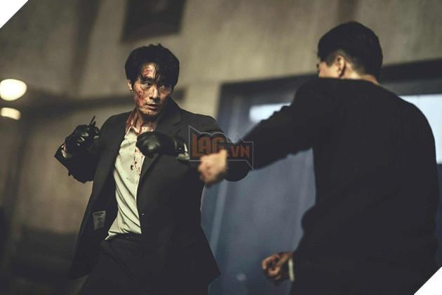 “Mercy for None” lựa chọn phong cách cận chiến khốc liệt thay vì các màn võ thuật đẹp mắt, không nhạc nền gay cấn chỉ có những âm thanh chân thực.