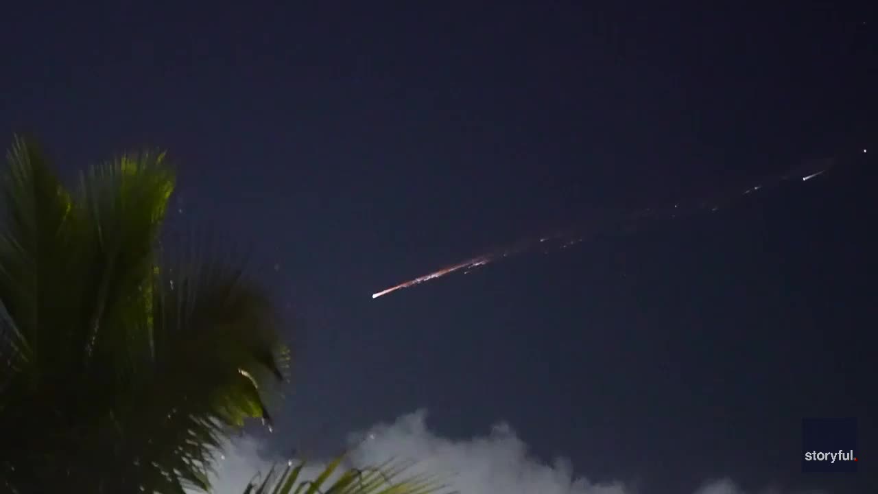 Vệt sáng bí ẩn xuất hiện trên bầu trời Puerto Vallarta, Mexico.