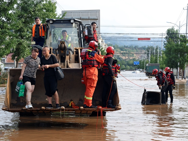 Cận cảnh mưa lũ cực đoan tại Bắc Kinh: 30 người chết, hơn 80.000 người sơ tán, kích hoạt mức ứng phó khẩn cấp cao nhất- Ảnh 4. Cận cảnh mưa lũ cực đoan tại Bắc Kinh: 30 người chết, hơn 80.000 người sơ tán, kích hoạt mức ứng phó khẩn cấp cao nhất- Ảnh 4.