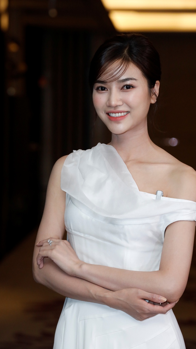 Nam diễn viên vắng mặt ở họp báo vì Covid-19, nữ chính lẻ bóng hút mọi ánh nhìn, được khen càng ngày càng đẹp- Ảnh 2.