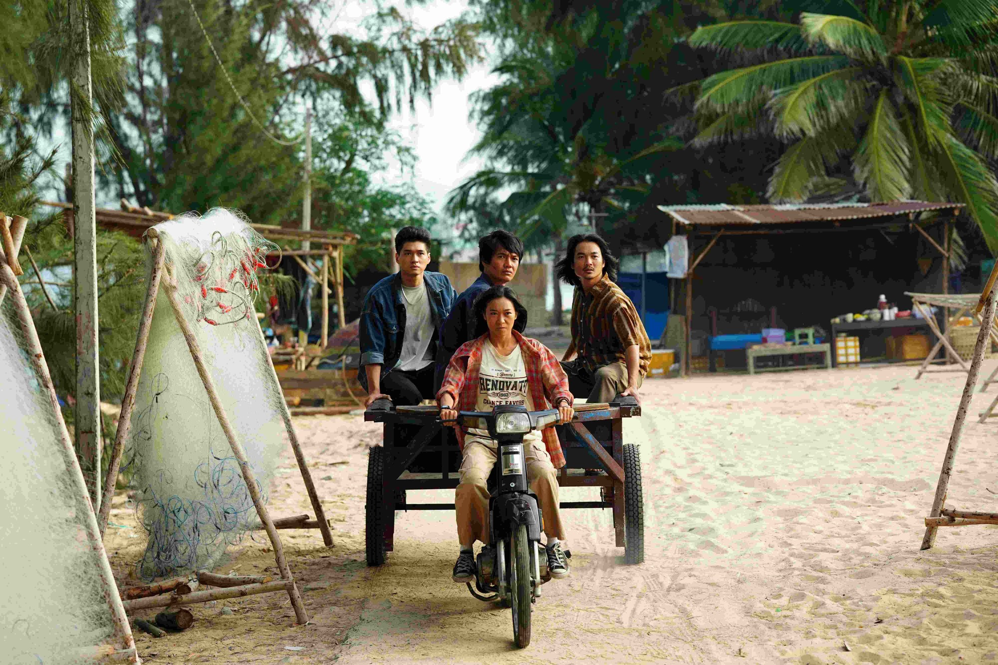 Khen phim Việt này cả đời không hết mất: Nam chính lập kỷ lục chưa từng có, du lịch một vùng tăng trưởng chóng mặt- Ảnh 2. Khen phim Việt này cả đời không hết mất: Nam chính lập kỷ lục chưa từng có, du lịch một vùng tăng trưởng chóng mặt- Ảnh 2.