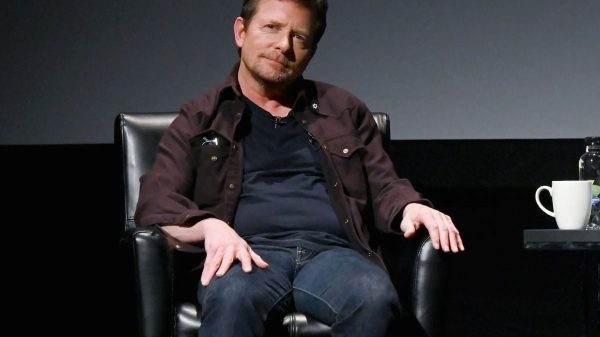 Michael J. Fox Giải Thích Lỗi Dòng Thời Gian Trong Cảnh Guitar Back to the Future michael j fox noi ve ghita mhatjpg