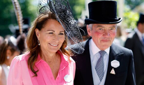 Liệu cha mẹ của Vương phi Kate có được phong tước hiệu quý tộc của Hoàng gia Anh?- Ảnh 2. Liệu cha mẹ của Vương phi Kate có được phong tước hiệu quý tộc của Hoàng gia Anh?- Ảnh 2.