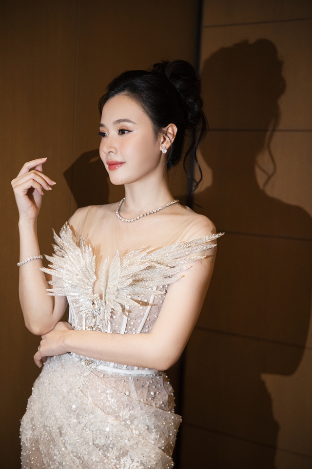 Màn đổ bộ bùng nổ visual: Hoa hậu Tiểu Vy hóa nữ thần, Midu lên hương nhan sắc hậu làm dâu hào môn!- Ảnh 6.