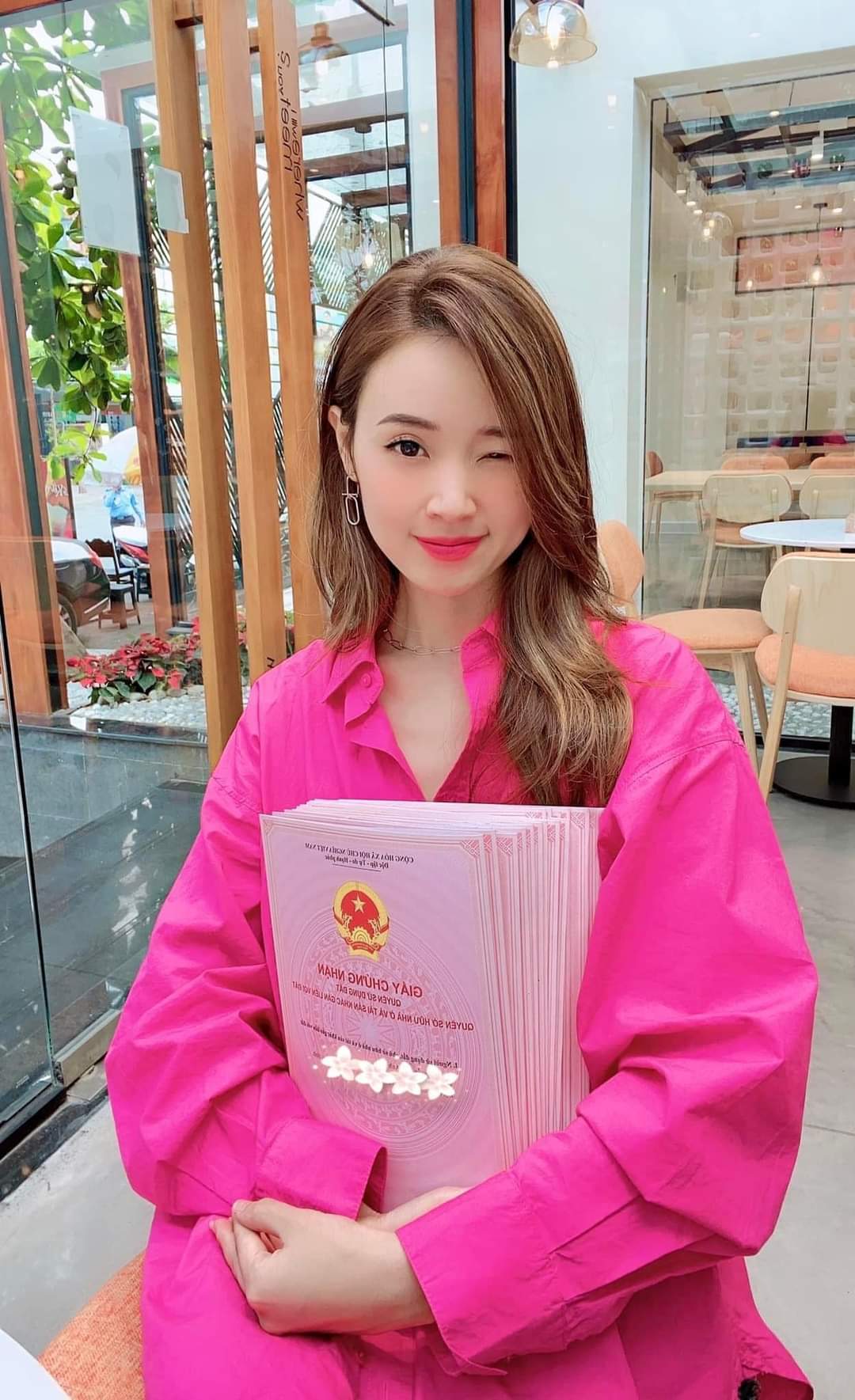 Hot girl xinh đẹp khoe số dư khủng, sổ đỏ cả sấp, cư dân mạng nhiệt tình Hot girl xinh đẹp khoe số dư khủng, sổ đỏ cả sấp, cư dân mạng nhiệt tình