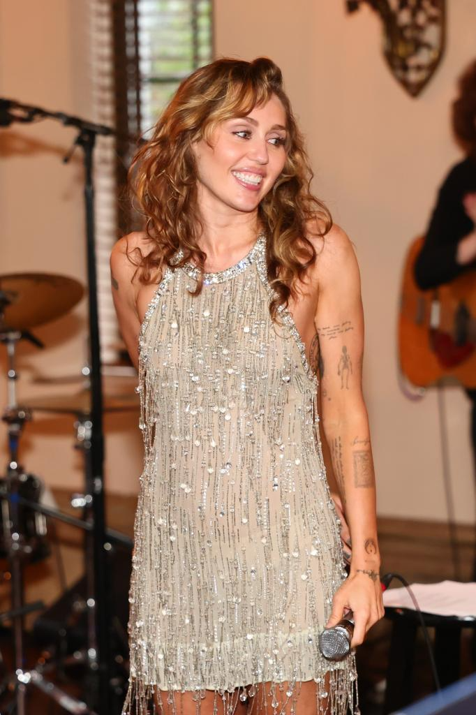 Ly hôn 5 năm, Miley Cyrus vẫn cay cú vào hùa với fan