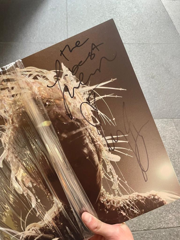 Ly hôn 5 năm, Miley Cyrus vẫn cay cú vào hùa với fan