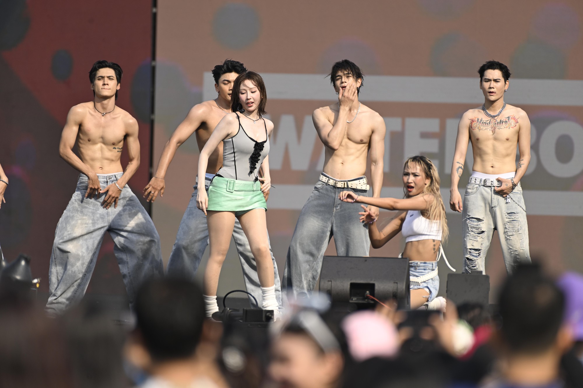 Hot nhất hôm nay: tlinh