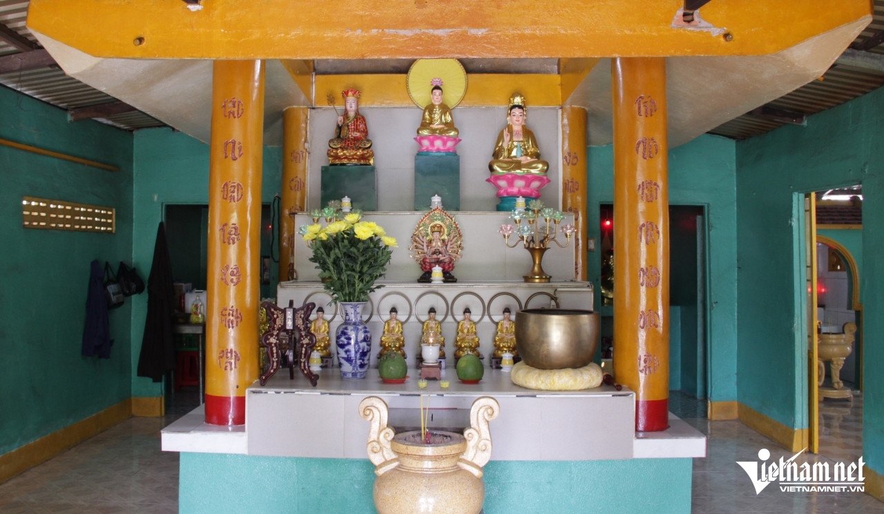 Chánh điện (ảnh trái) và điện thờ Diêu Trì Địa Mẫu, Ngọc Hoàng… tại miếu Mít Nài. Ảnh: Hà Nguyễn