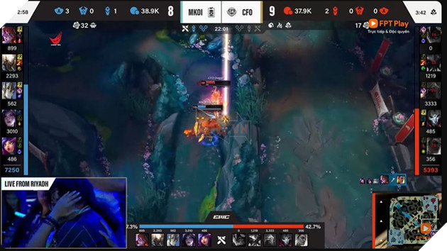 Esports World Cup 2025: CFO Vap Nga Truoc MKOI, Fly Quest De Dang Danh Bai FURIA 2 MKOI lấy lại gần như mọi lợi thế chỉ sau một pha giao tranh đường dưới