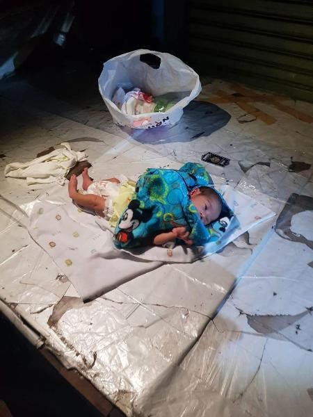 Mở chiếc balo bị bỏ lại trên cầu, người dân