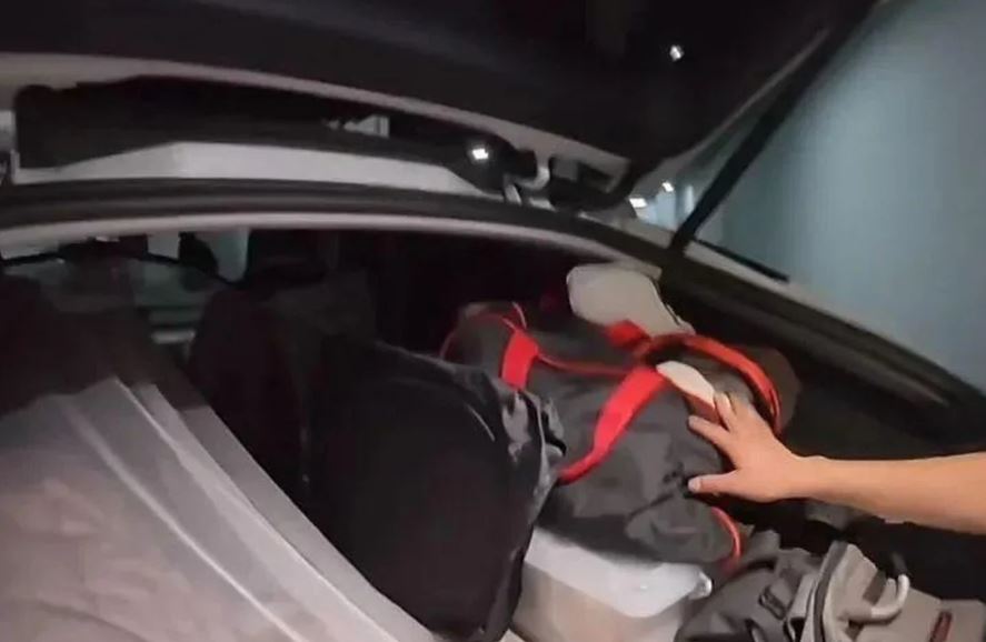 Mở cốp xe của người đàn ông 40 tuổi, phát hiện