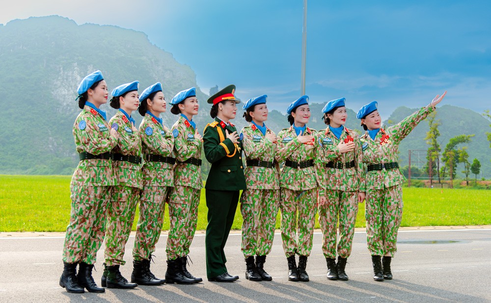 Trung tá Thanh Lam (trung đội trưởng trung đội 3) chụp hình lưu niệm cùng các chiến sỹ trước khi chia tay.