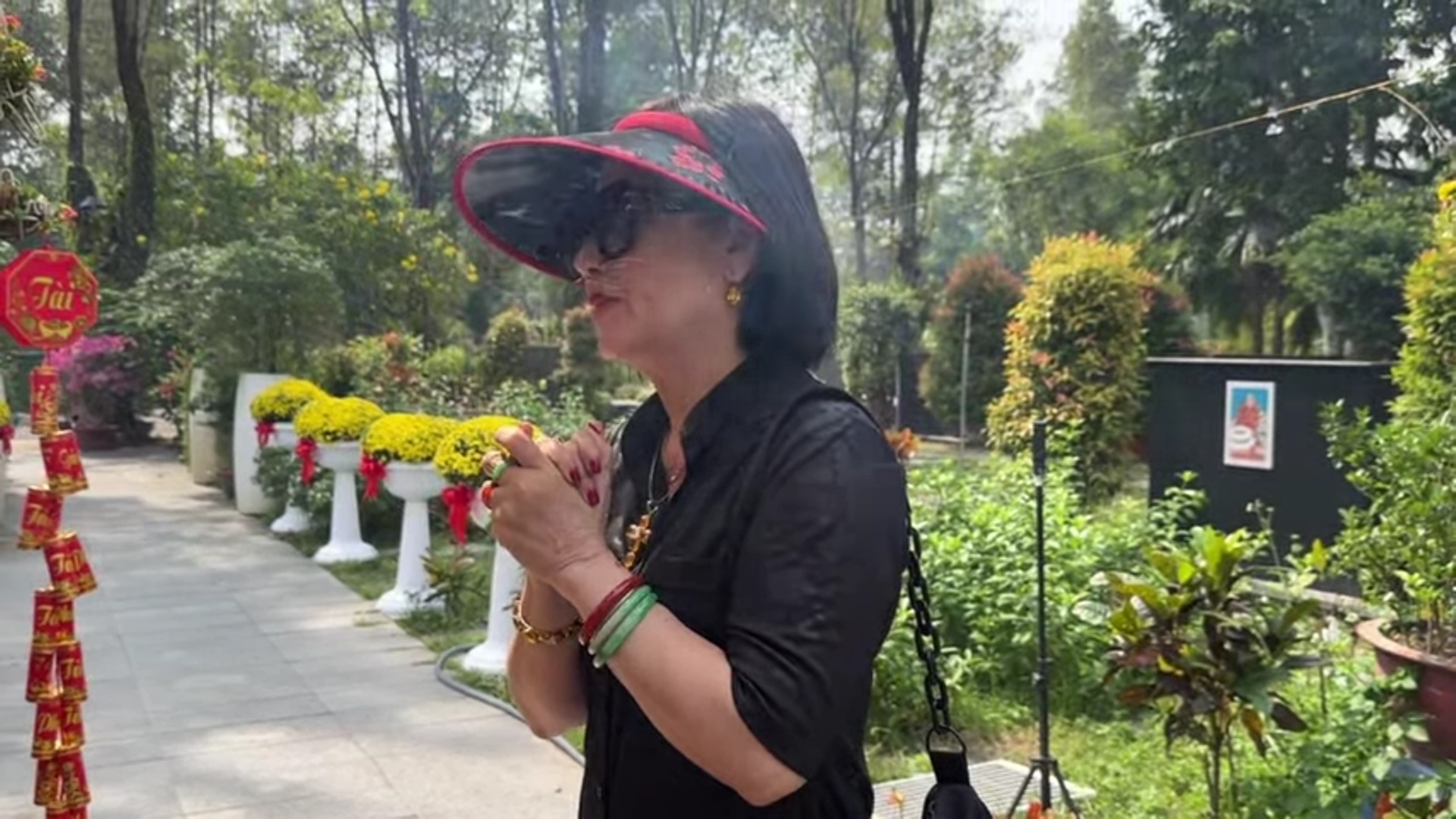 Đàn chị thăm mộ Vũ Linh, nói thẳng một câu về vụ tranh giành tài sản- Ảnh 1. Đàn chị thăm mộ Vũ Linh, nói thẳng một câu về vụ tranh giành tài sản- Ảnh 1.