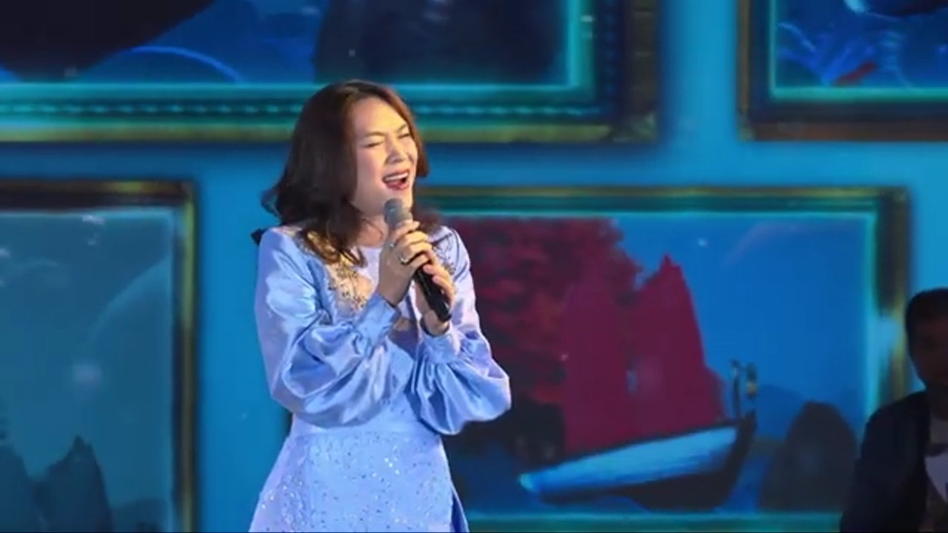 Mỹ Tâm gặp sự cố khi diễn ở Hạ Long, nhắc thẳng khán giả hút thuốc kém duyên- Ảnh 1.