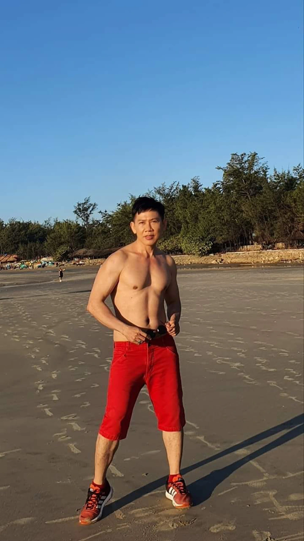 Nam ca sĩ body tráng kiện như thanh niên, U60 lần đầu công khai bạn gái Việt kiều- Ảnh 4. Nam ca sĩ body tráng kiện như thanh niên, U60 lần đầu công khai bạn gái Việt kiều- Ảnh 4.