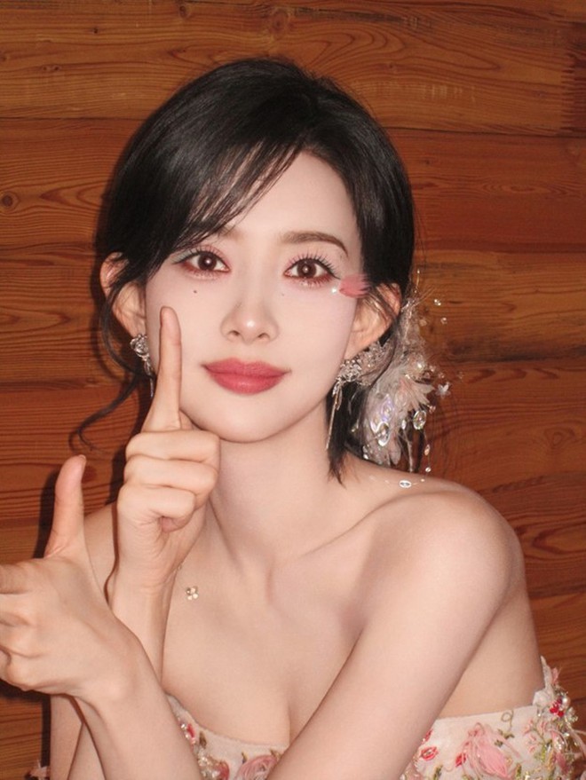 Mỹ nữ được đàn ông khao khát nhất 2025: Hứng