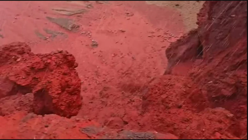 Sau trận mưa kỳ lạ, bãi biển bất ngờ nhuộm đỏ như máu, cơ quan lữ hành nói: Liên quan tới tên gọi nơi này- Ảnh 1. Sau trận mưa kỳ lạ, bãi biển bất ngờ nhuộm đỏ như máu, cơ quan lữ hành nói: Liên quan tới tên gọi nơi này- Ảnh 1.